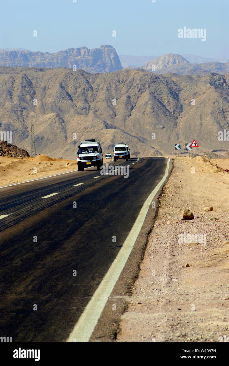 Offroad auto caravan in viaggio in un deserto. Egitto Foto Stock