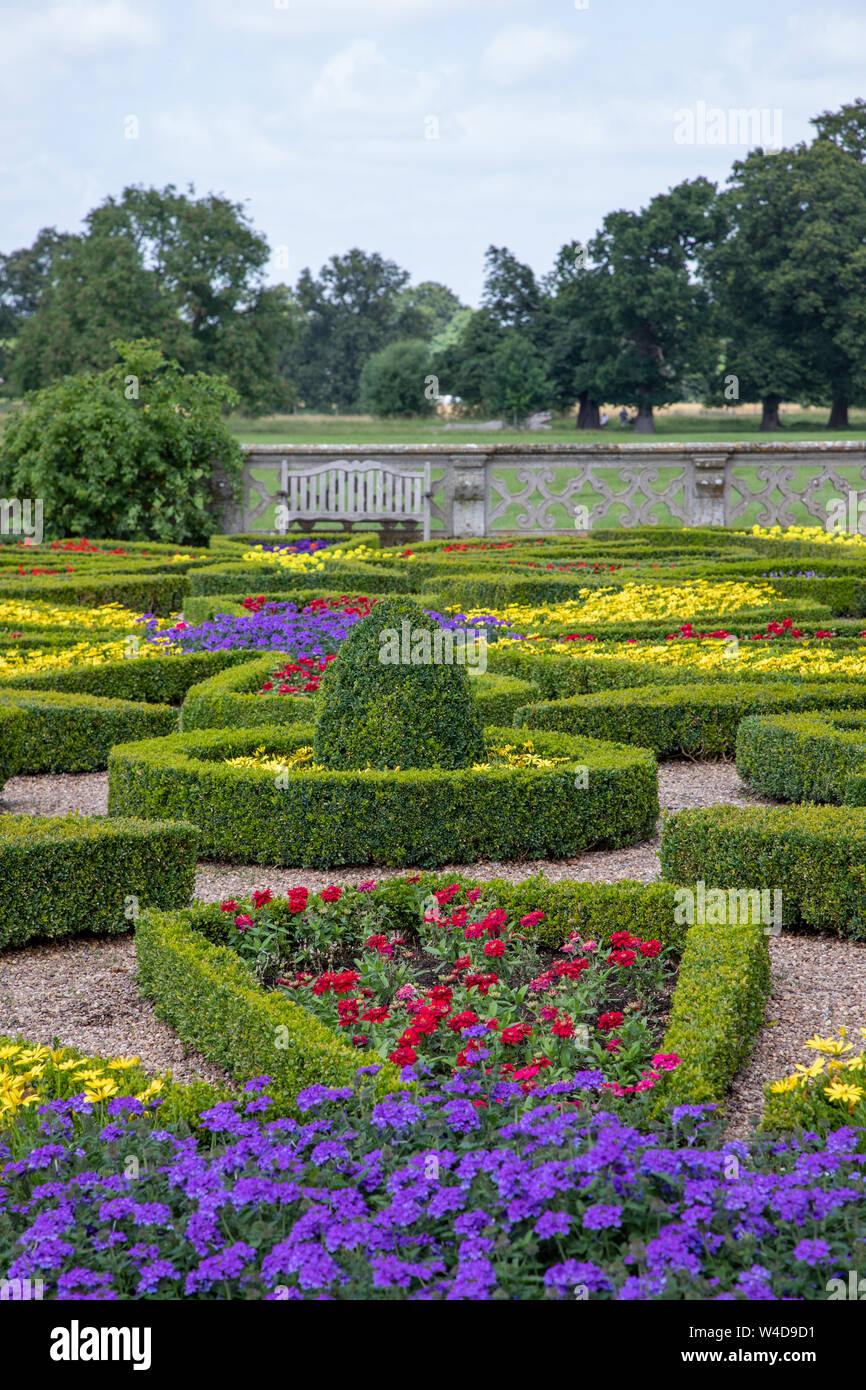 Giardini aiuole di fiori a Charlecote Park House proprietà del National Trust nel Warwickshire, Regno Unito Foto Stock