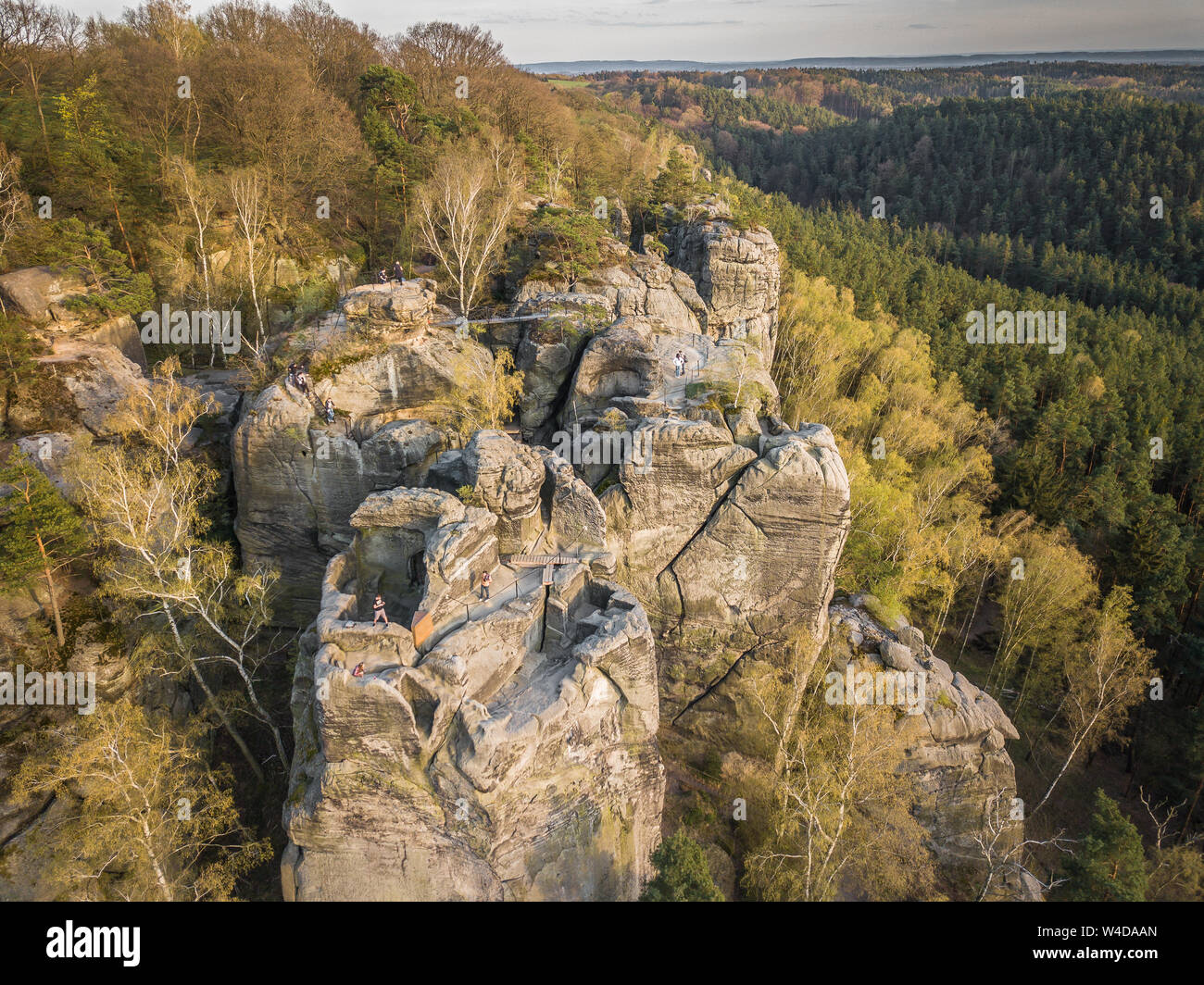 Hruba Skala è nel Paradiso Boemo. La pietra arenaria adiacente 'rock town' allungamento a castello Trosky, è una riserva naturale protetta dal 1998 Foto Stock