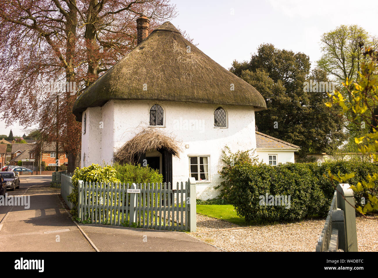 Un grazioso cottage con il tetto di paglia sulla Piana di Salisbury nel villaggio di Tilshead nel Wiltshire, Inghilterra REGNO UNITO Foto Stock