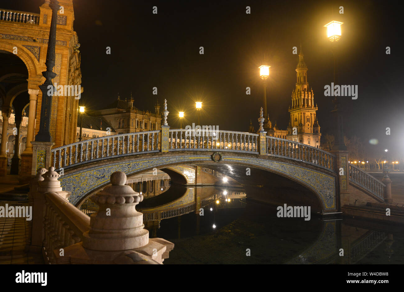 Una notte meravigliosa presso il Plaza de Espana in Siviglia, Spagna Foto Stock