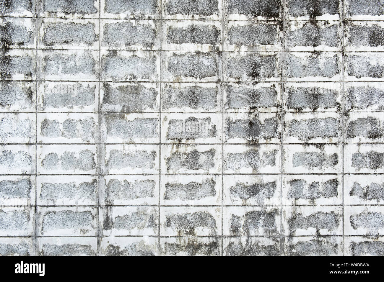 Background urbano, bianco rovinato calcestruzzo industriale un muro di mattoni . Foto Stock