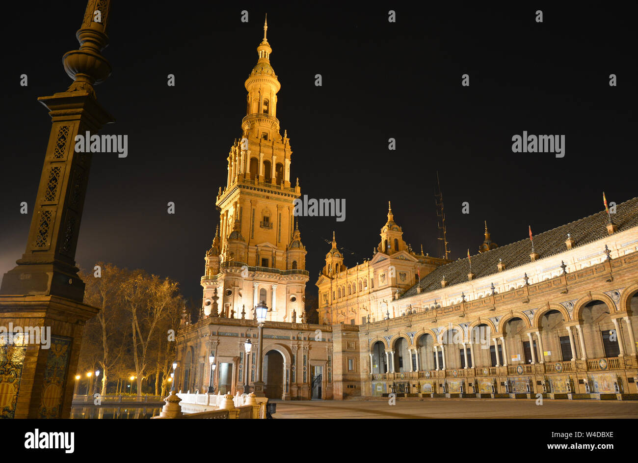 Una notte meravigliosa presso il Plaza de Espana in Siviglia, Spagna Foto Stock