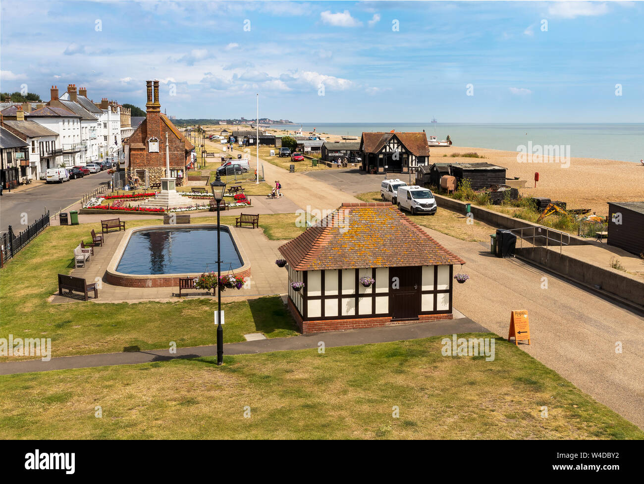 Vista di Aldeburgh il lungomare e la spiaggia Suffolk, con il Museo di Aldeburgh (discutibile Hall) in primo piano e guardando oltre a Thorpness nella distanza. Foto Stock