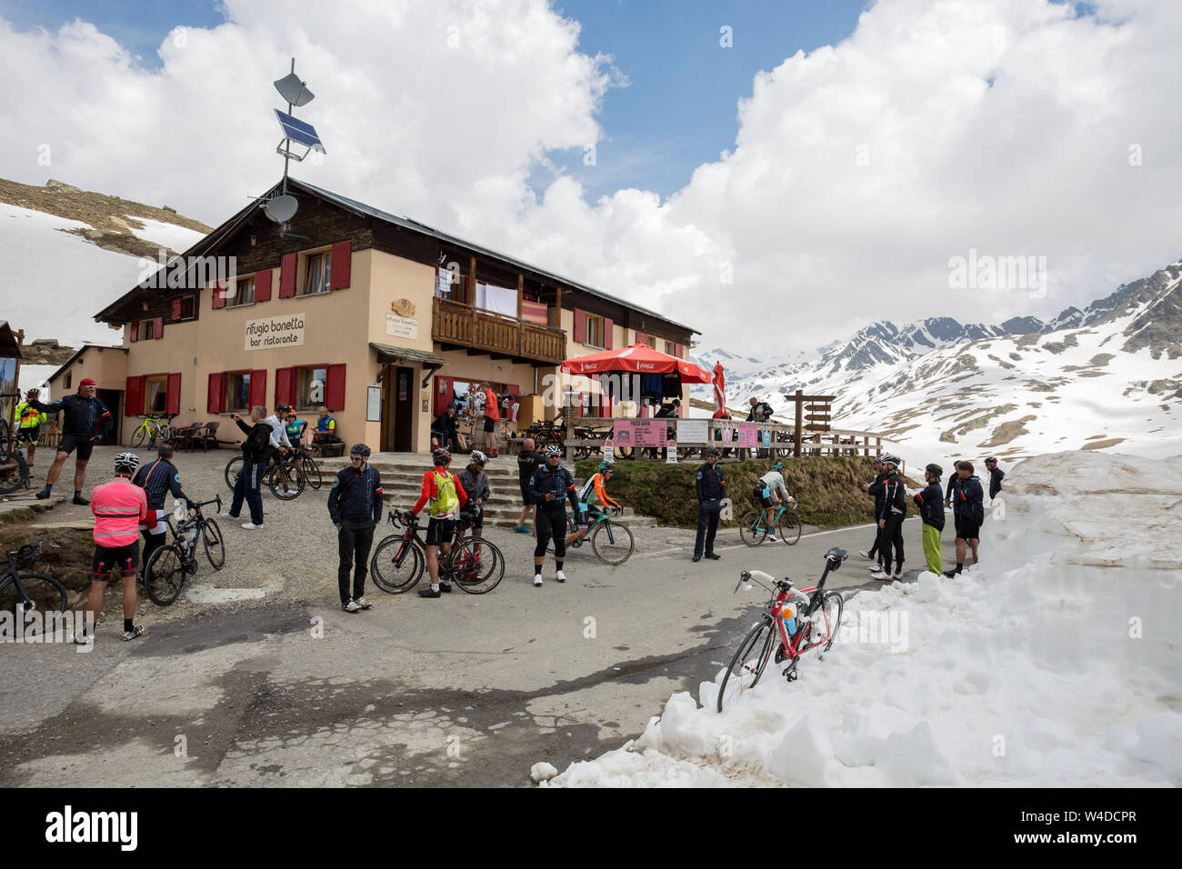 Passo Gavia, Italia, 20 giugno 2019 - Vista dal Passo Gavia, un valico alpino del sud delle Alpi Retiche, segna il confine amministrativo tra t Foto Stock