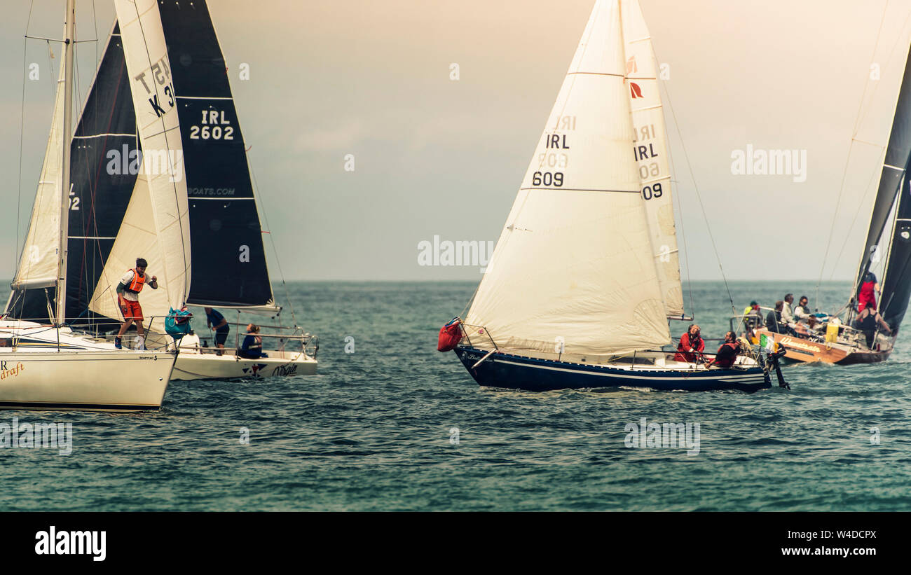 Barca a vela insieme. Rotta di collisione. Due barche a vela vele uno vicino all'altro. Foto Stock