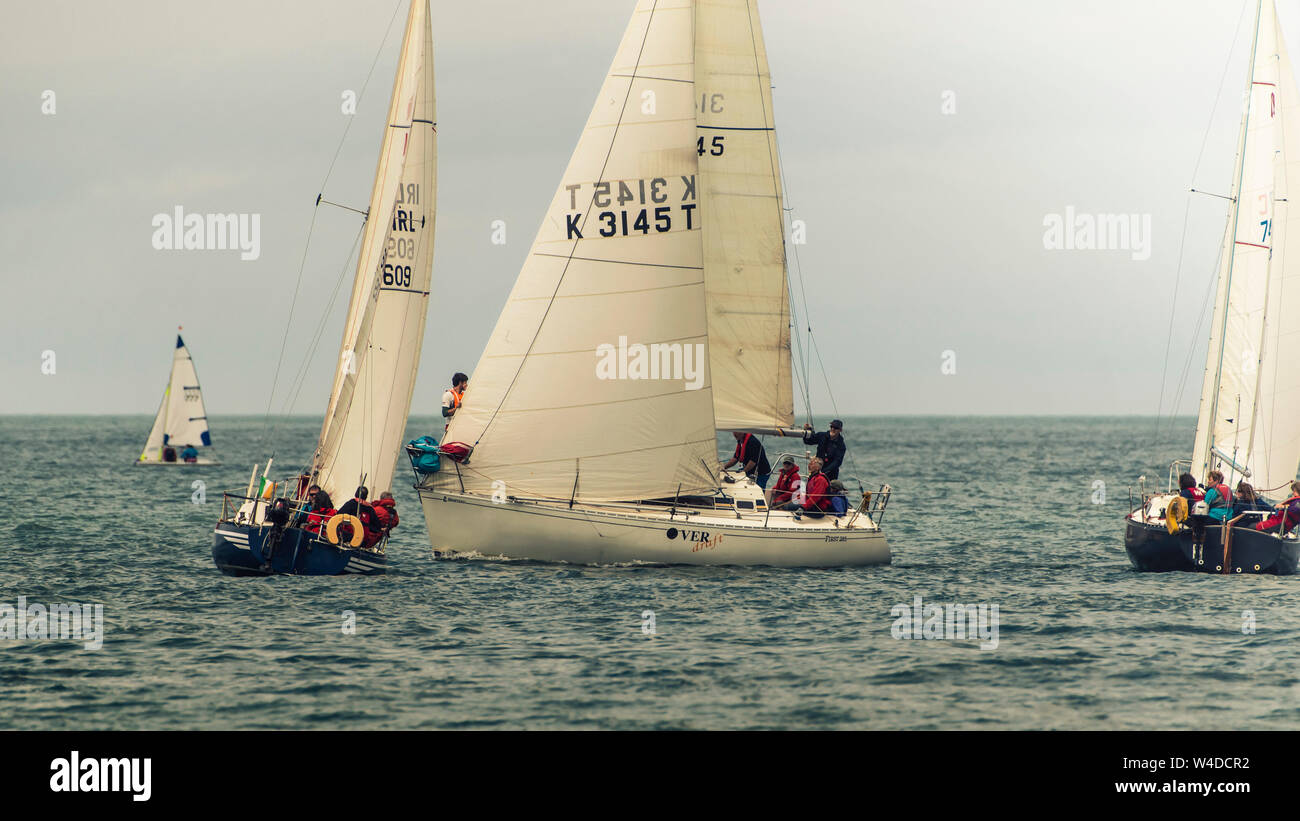 Barca a vela insieme. Rotta di collisione. Due barche a vela vele uno vicino all'altro. Foto Stock