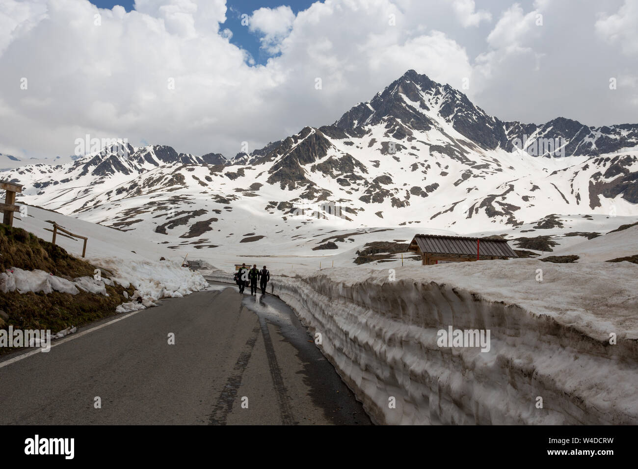 Vista dal Passo Gavia, un valico alpino del sud delle Alpi Retiche, segna il confine amministrativo tra le province di Sondrio e Brescia Foto Stock