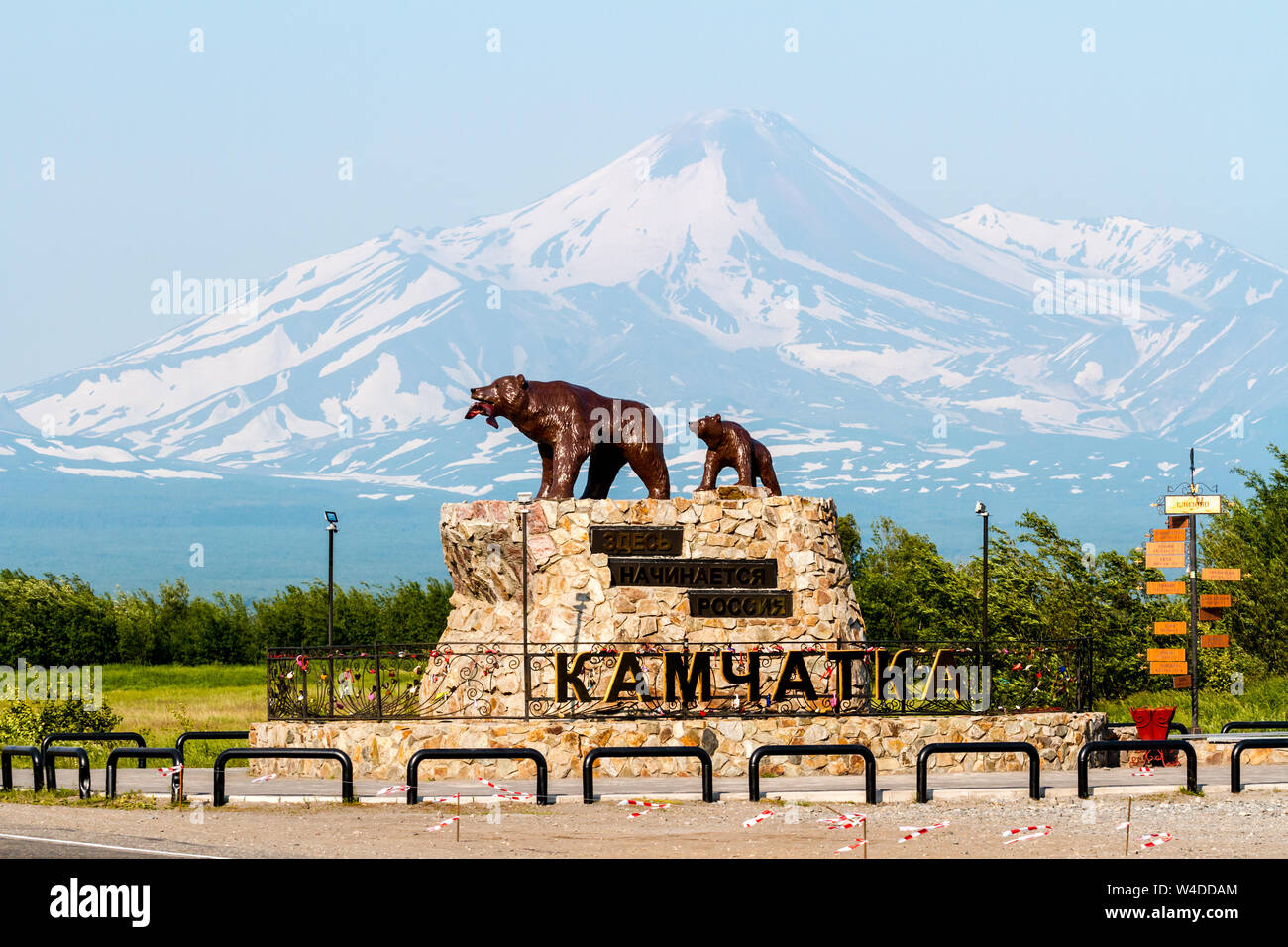 Yelizovo, Russia - Luglio 17, 2018: monumento 'Segli porti con il cucciolo' sullo sfondo del vulcano Avachinsky. Didascalia: 'Qui inizia la Russia". Foto Stock