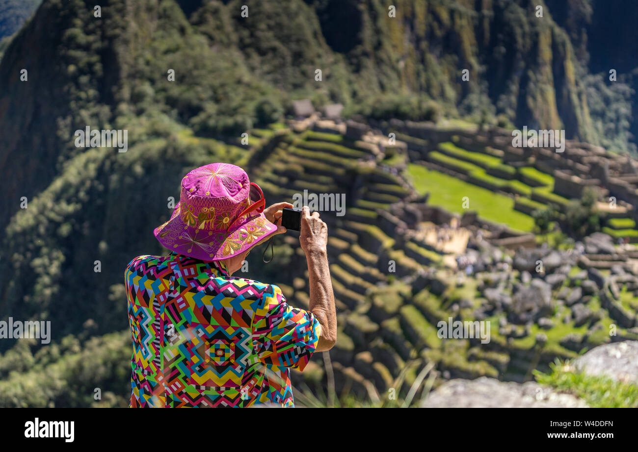 Un uomo sta immagine delle rovine Inca di Machu Picchu, sito patrimonio mondiale dell'UNESCO in Cusco regione del Perù, sito archeologico Foto Stock