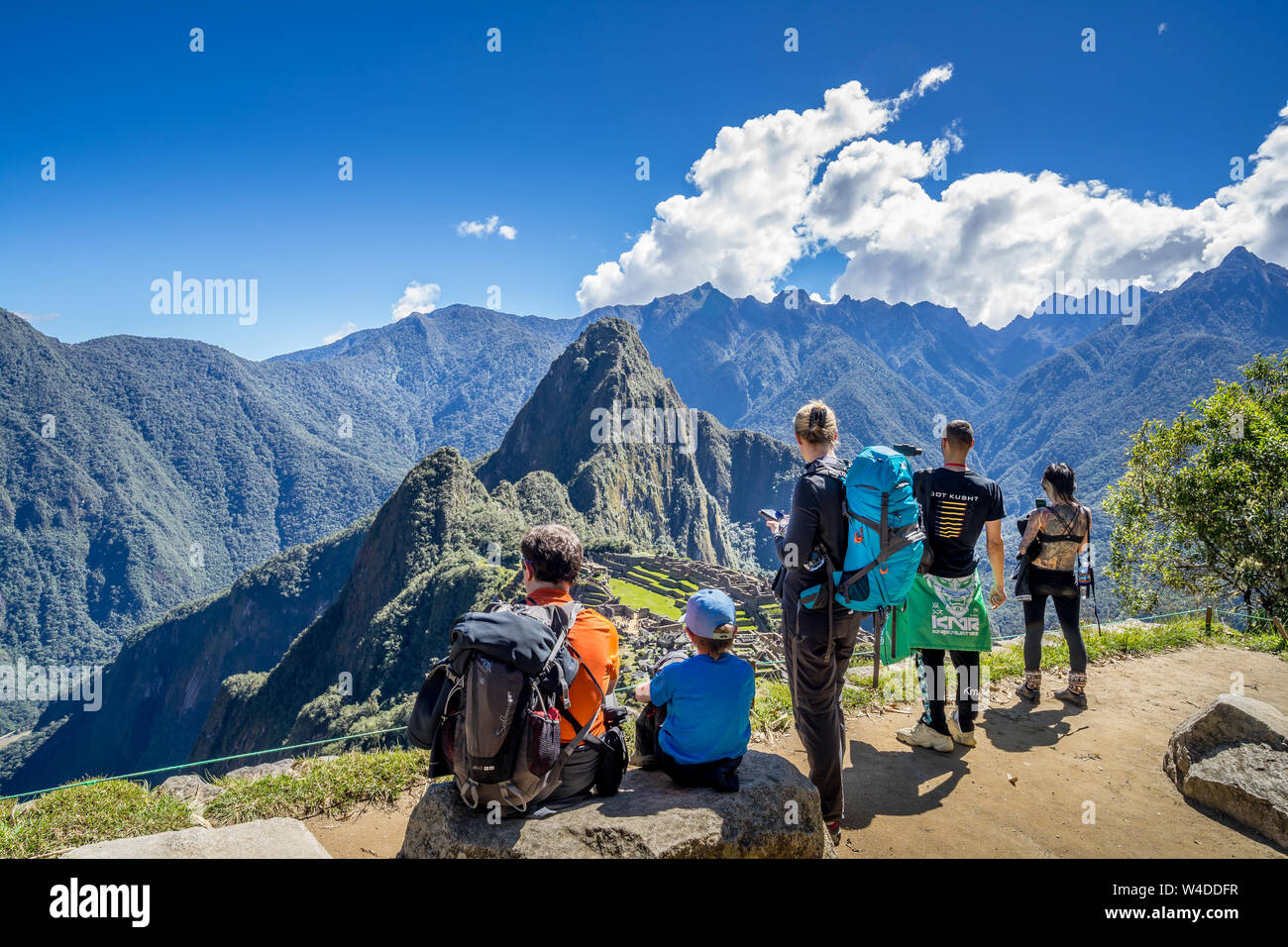 Pachu Picchu, Perù - 2 maggio 2019. I viaggiatori Seveal guardando le rovine Inca di Machu Picchu, UNESCO World Heritage Site nella regione di Cusco. Foto Stock