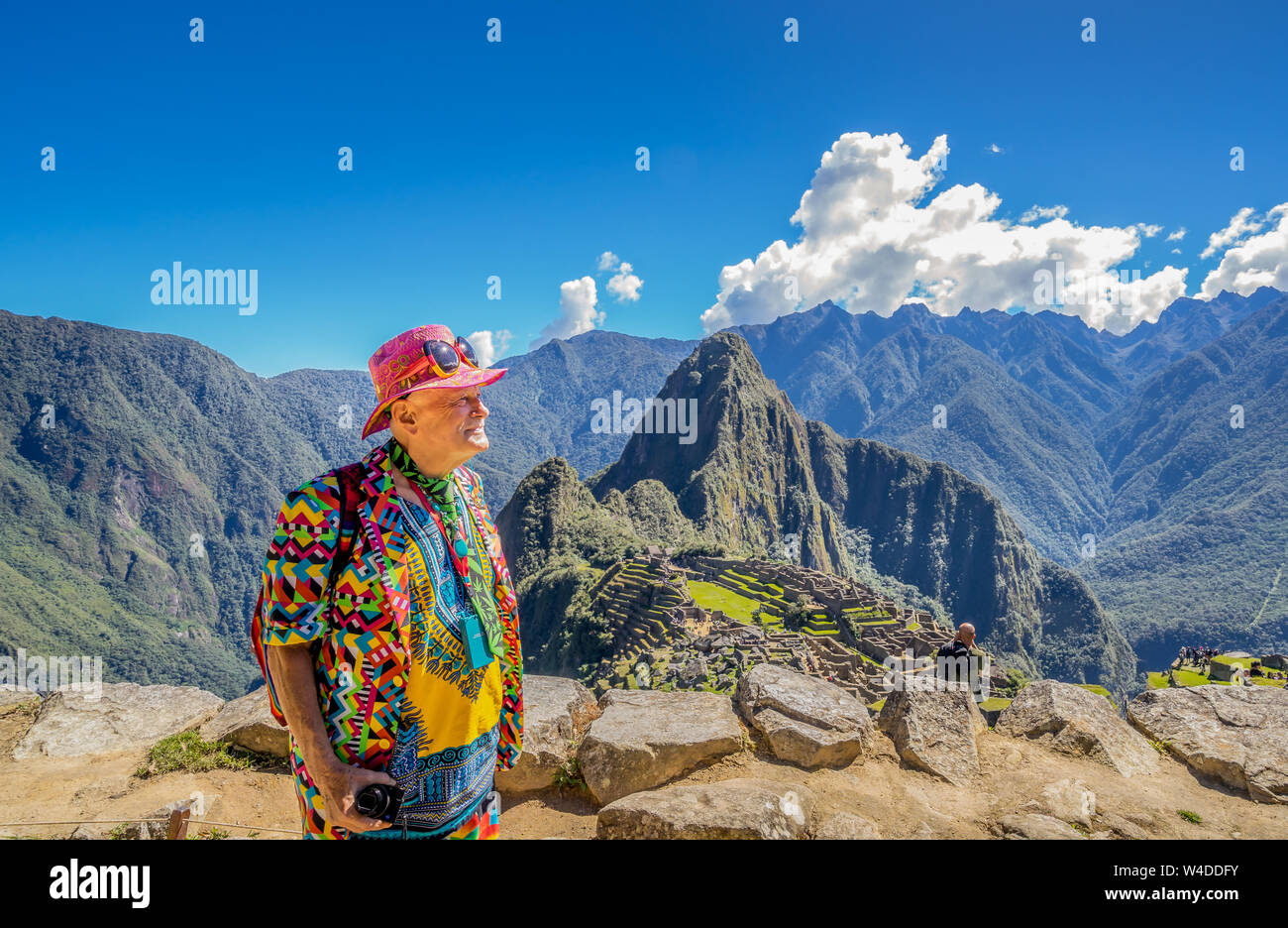 Un maschio Traveler in posa presso le rovine Inca di Machu Picchu, UNESCO World Heritage Site nella regione di Cusco. Foto Stock