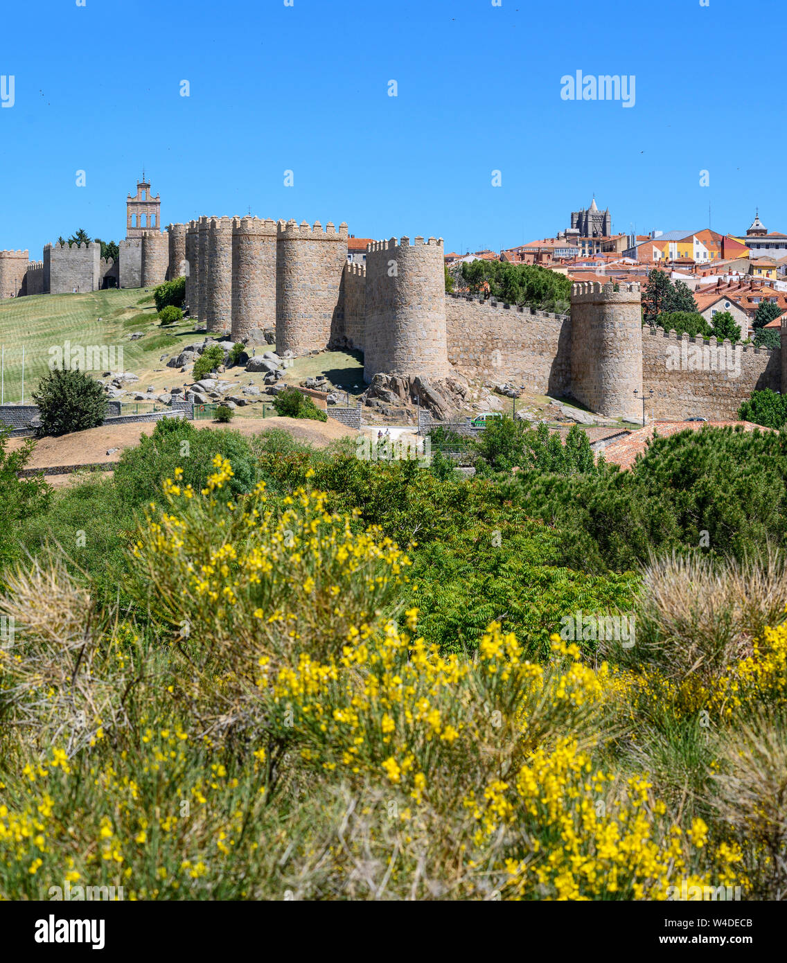 Guardando attraverso Avilas mura medievali della città e la cattedrale, Avila, Castilla y Leon, Spagna Foto Stock