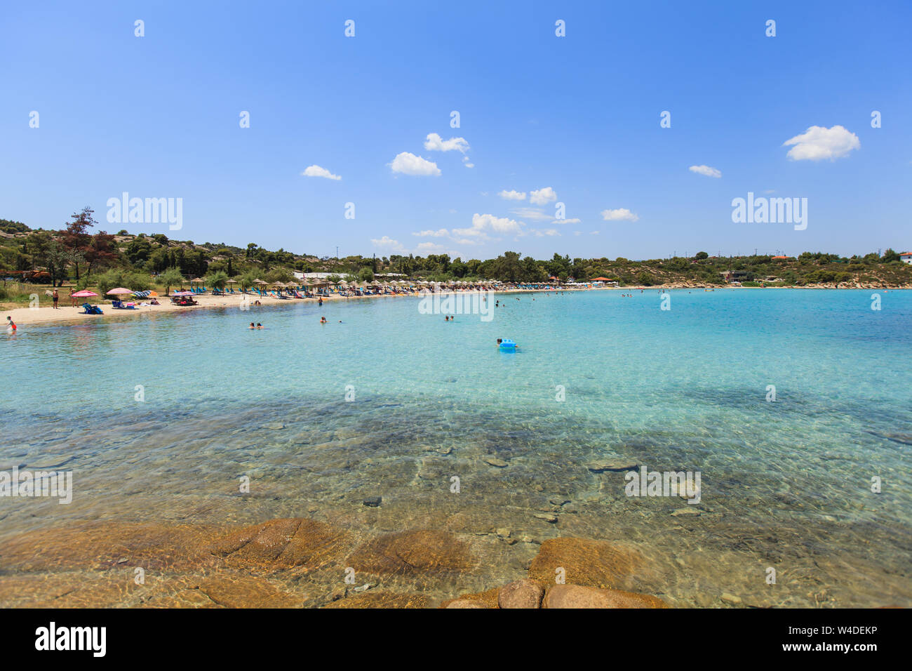 Bella vista panoramica della spiaggia di Lagonisi al giorno d'estate . Tourist Godetevi la vacanza estiva sulla spiaggia di sabbia. Halkidiki, Sithonia , Grecia. Foto Stock