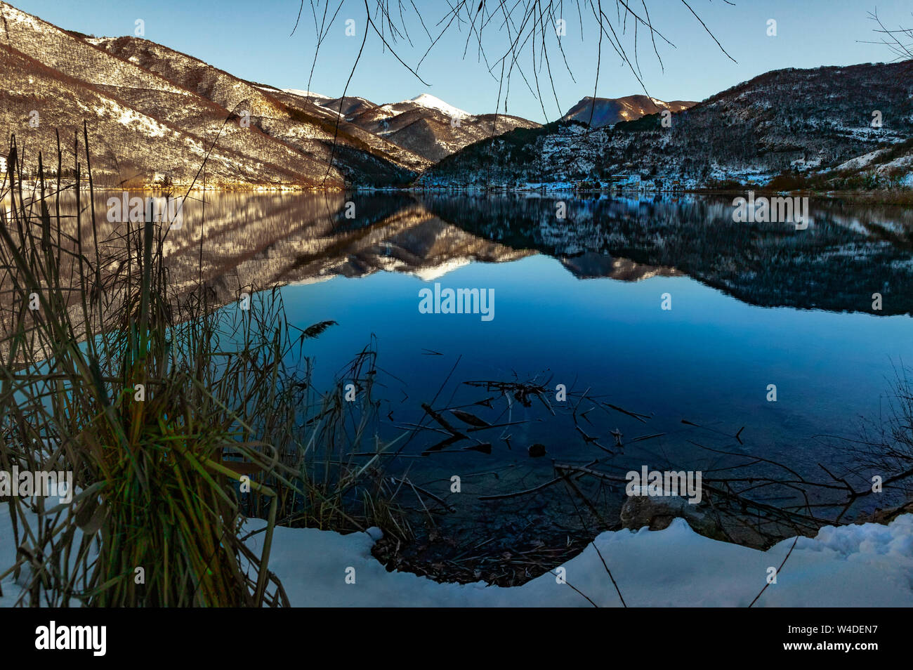 Vista invernale del lago di Scanno di sera Foto Stock