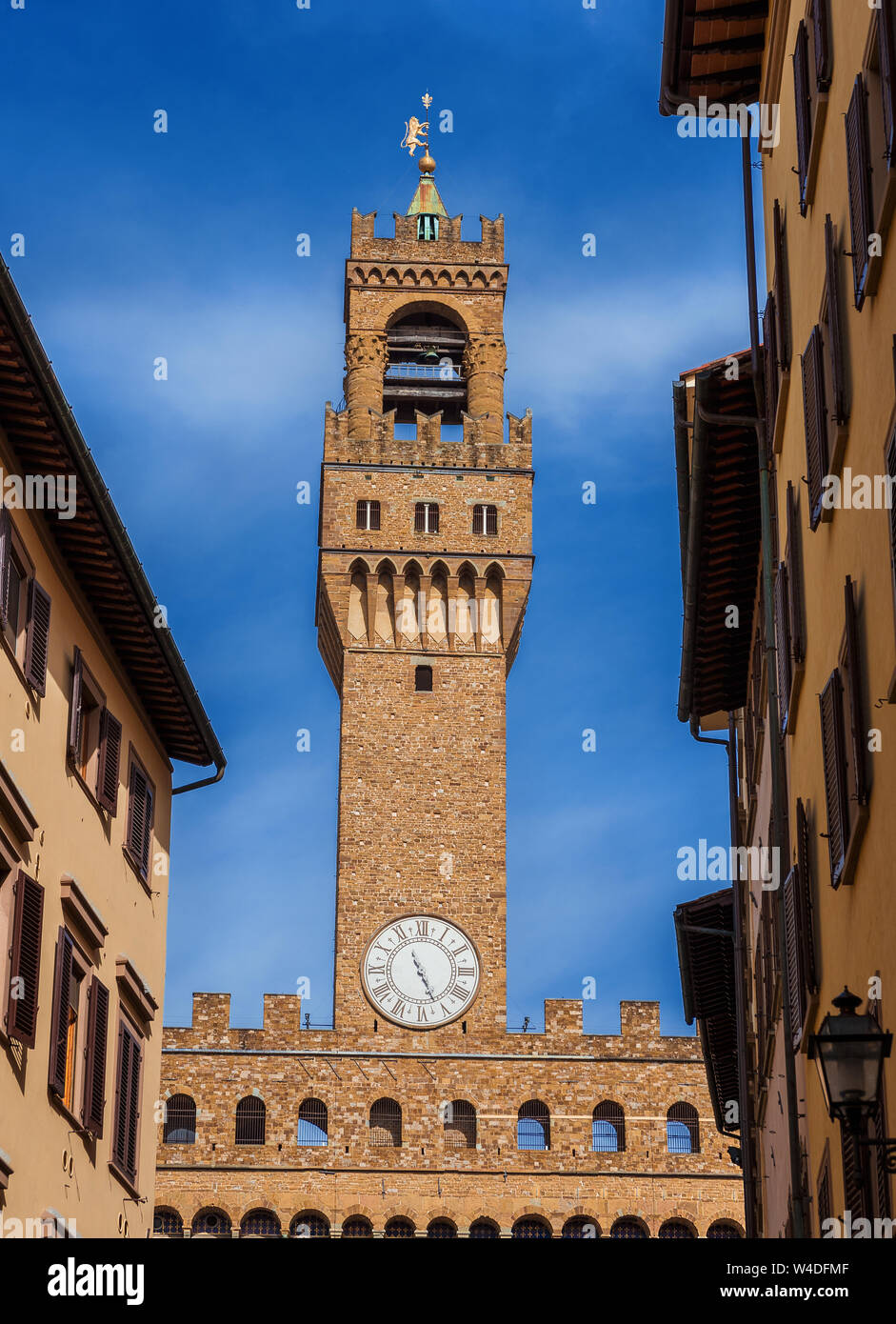 Palazzo Vecchio clocktower, la bellissima Firenze town hall eretta nel XIV secolo ed è stato progettato dal famoso architetto medievale un Foto Stock