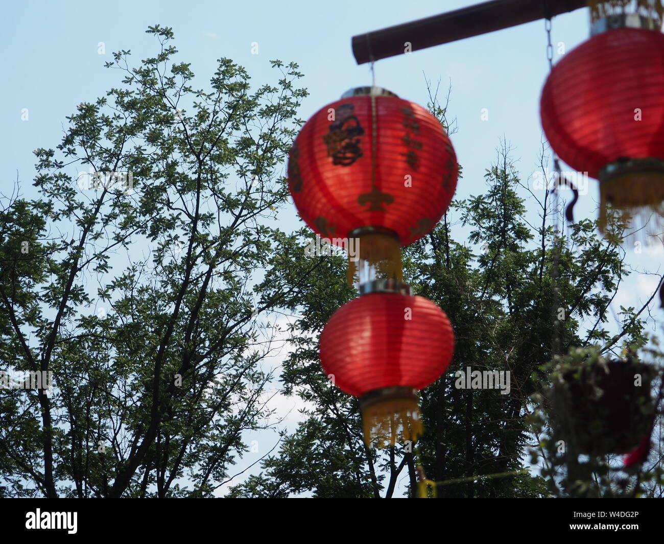 Il rosso Cinese lanterne di carta sono decorate come simbolo di fortuna e felicità durante il periodo del festival,è una cultura tradizionale per il popolo cinese Foto Stock