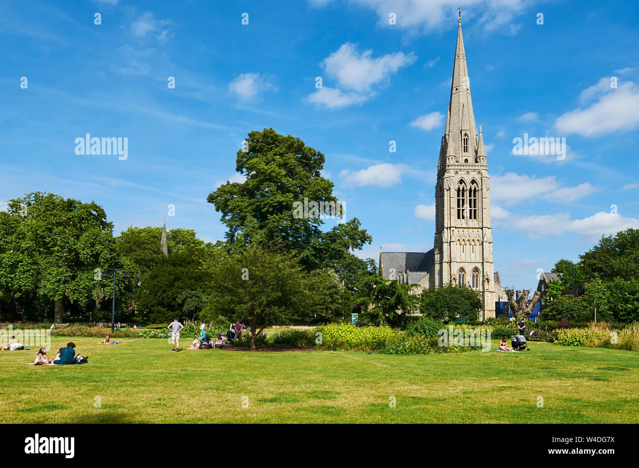 Clissold Park in estate, Stoke Newington, North London UK, con St Mary's Nuova Chiesa guglia in background Foto Stock
