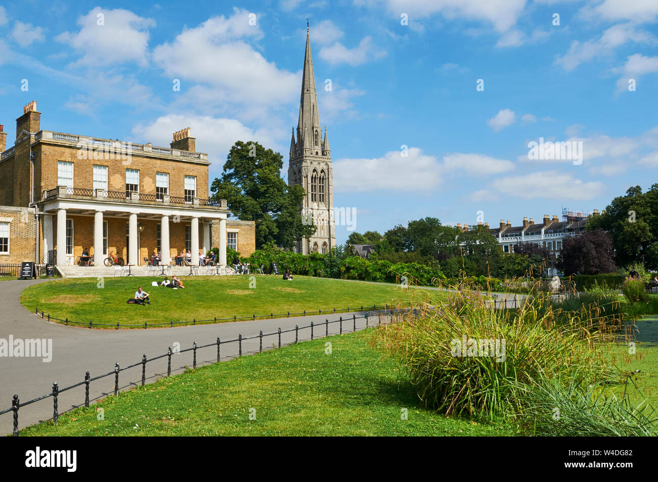 Clissold casa in Clissold Park, Stoke Newington, Londra UK, con St Mary's nuova chiesa guglia in background Foto Stock