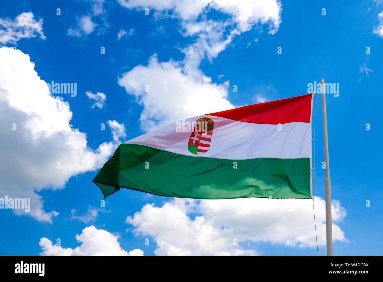 Miskolc, Ungheria, 20 Maggio 2019: bandiera di Ungheria presso la fortezza Diosgior a Miskolc Foto Stock