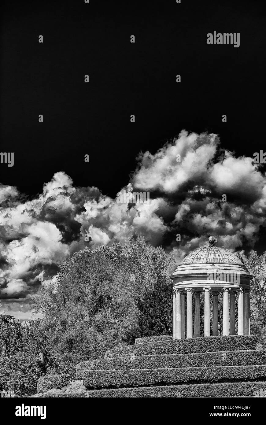 Architettura neoclassica e il paesaggio in Vicenza. Monopteros tempio eretto nel 1820 in Querini parco pubblico (in bianco e nero con spazio copia abov Foto Stock