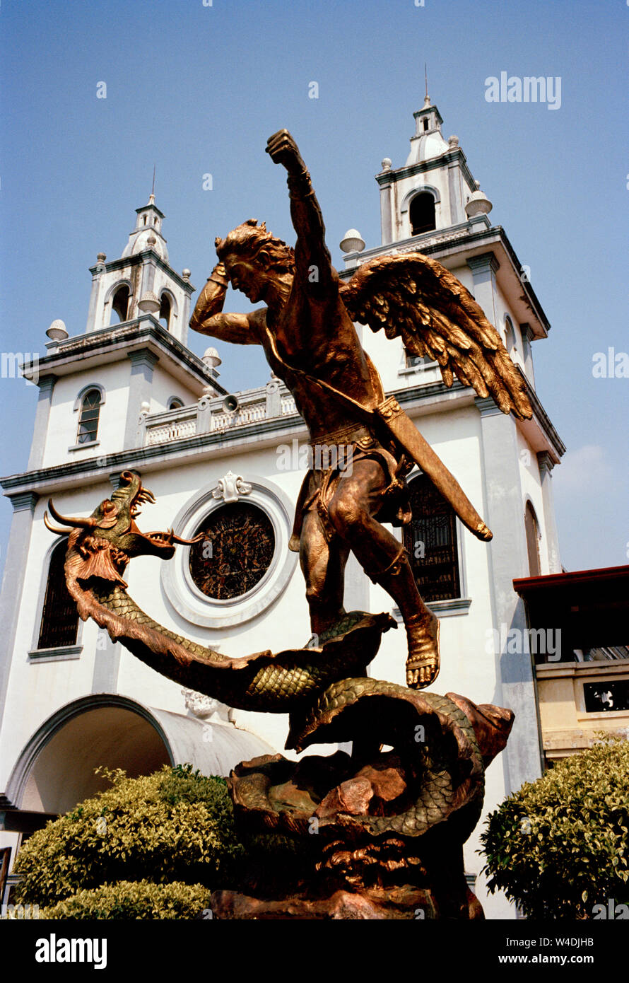 San Michele Arcangelo che uccide il drago al di fuori di San Miguel Chiesa Santuario Nazionale Malacanang Chiesa a Manila nelle Filippine del Sud-est asiatico Foto Stock