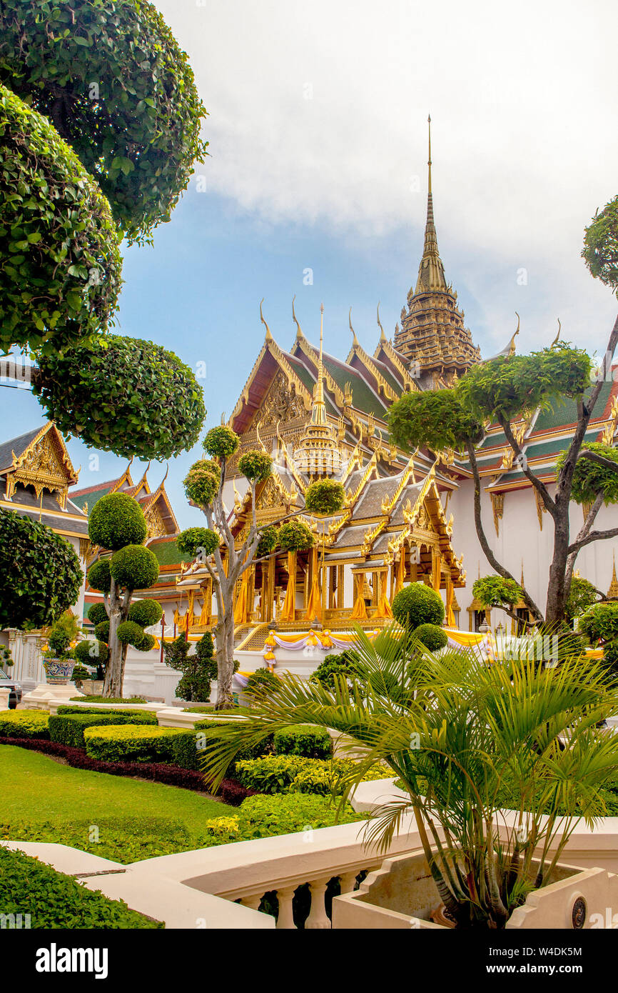 Bellissima corte interna Siwalai giardini e Phra Thinang Siwalai Maha Prasat edificio in Thailandia del Grand Palace di Bangkok. Foto Stock