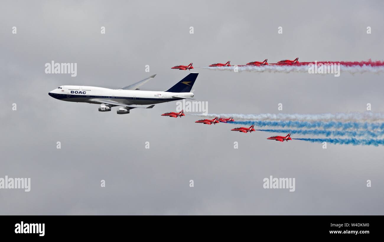 British Airways Boeing 747 e le frecce rosse di eseguire una speciale flypast presso il Royal International Air Tattoo celebrando la British Airways centenario Foto Stock