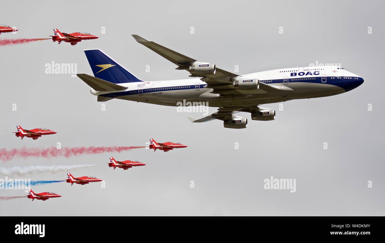 British Airways Boeing 747 e le frecce rosse di eseguire una speciale flypast presso il Royal International Air Tattoo celebrando la British Airways centenario Foto Stock