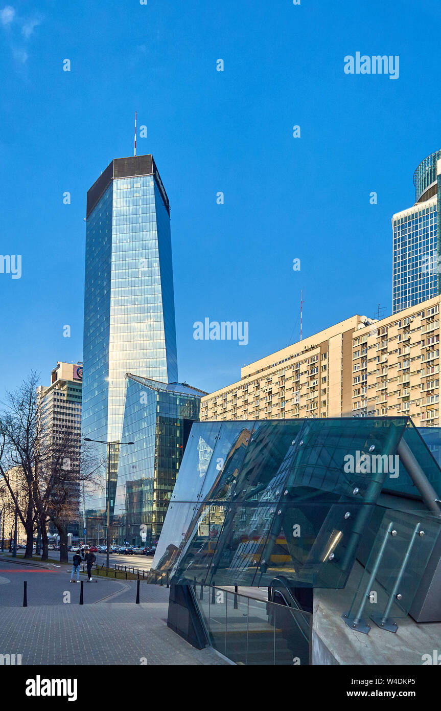 Varsavia, Polonia - Marzo 05, 2017: Q22 è un ufficio neomodern grattacielo a Varsavia dal polacco immobiliare di Echo e di investimento progettato da AP Foto Stock