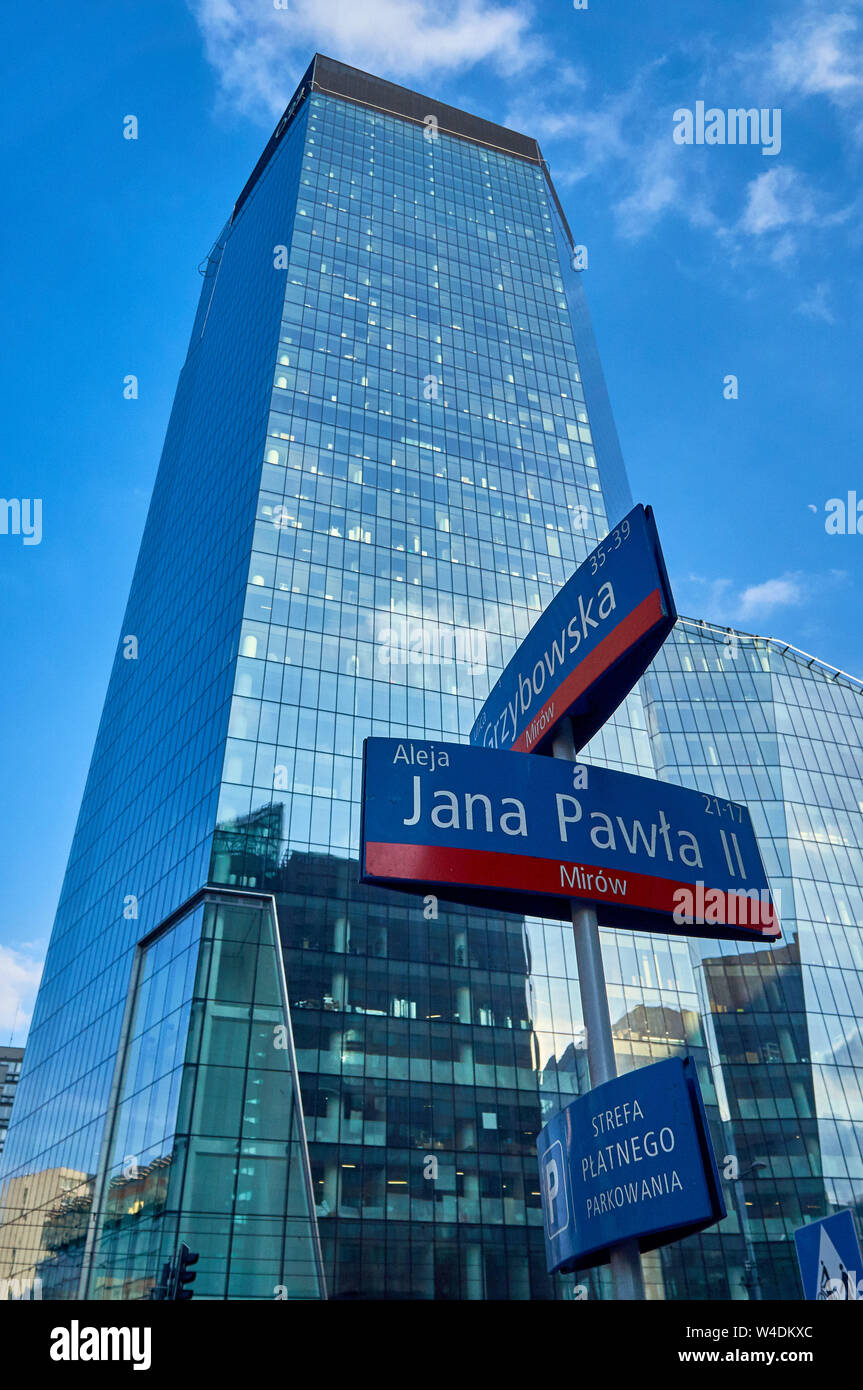 Varsavia, Polonia - Marzo 05, 2017: Q22 è un ufficio neomodern grattacielo a Varsavia dal polacco immobiliare di Echo e di investimento progettato da AP Foto Stock
