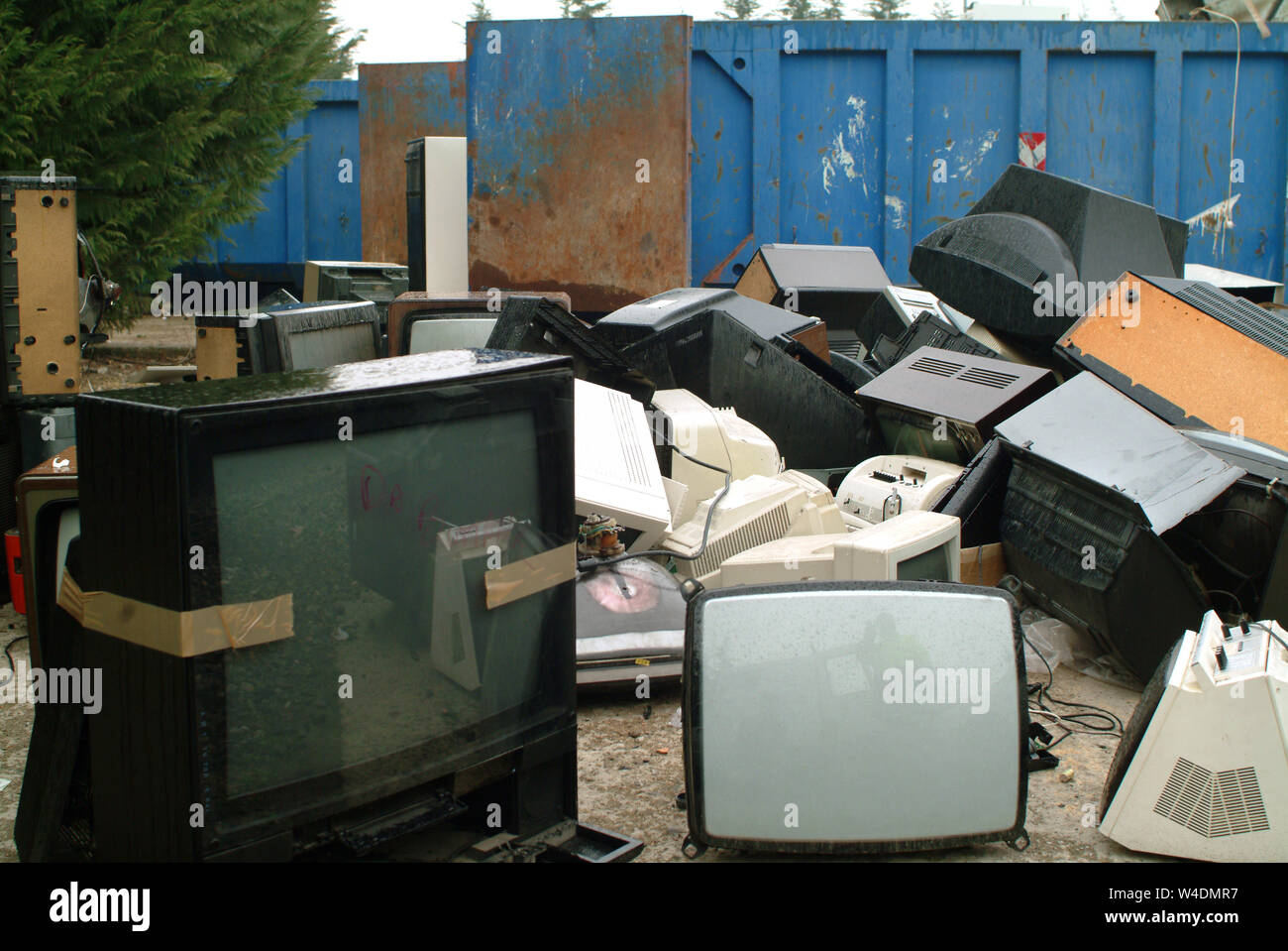 Vecchi televisori difettosi correttamente smaltiti in discariche per il riciclaggio Foto Stock