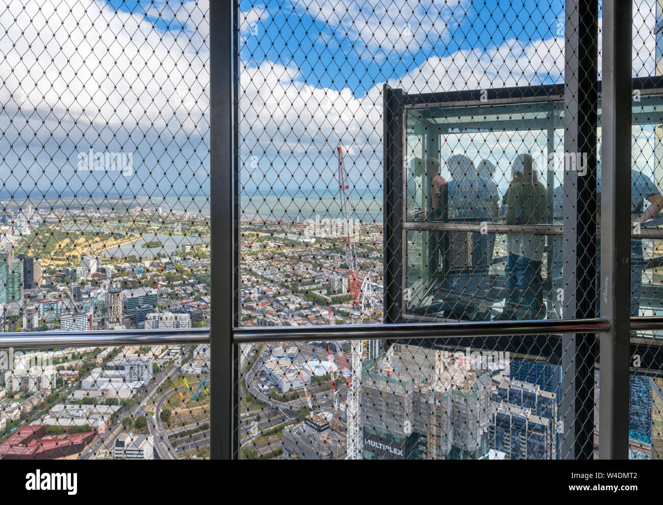 I visitatori nel bordo, un cubo di vetro sporgente fuori sopra la città, Eureka Skydeck 88, l'Eureka Tower, Melbourne, Victoria, Australia Foto Stock