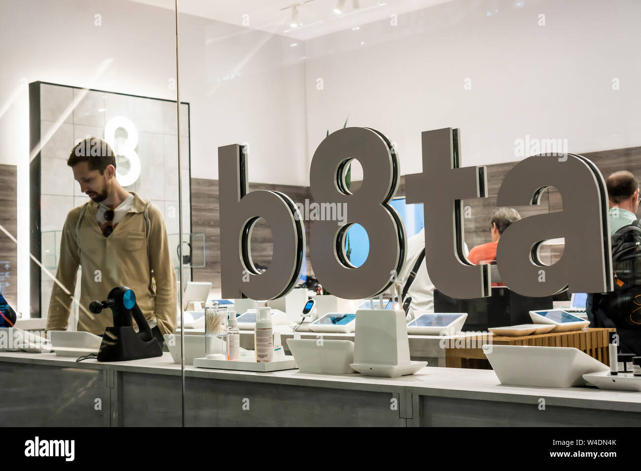 I visitatori del b8ta store in Hudson Yards mall a New York il giovedì, 18 luglio 2019. b8ta ha entrato in una joint venture con Tru Kids, la società che detiene la proprietà intellettuale della defunta Toys R Us, e sta progettando di aprire due negozi, uno a Houston, TX e gli altri in Paramus, NJ, nel mese di novembre in tempo per la stagione degli acquisti per le feste. (© Richard B. Levine) Foto Stock