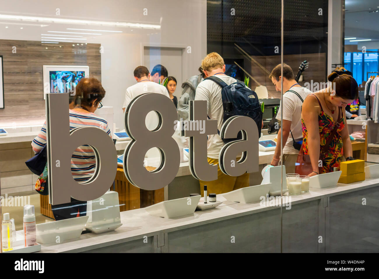 I visitatori del b8ta store in Hudson Yards mall a New York il giovedì, 18 luglio 2019. b8ta ha entrato in una joint venture con Tru Kids, la società che detiene la proprietà intellettuale della defunta Toys R Us, e sta progettando di aprire due negozi, uno a Houston, TX e gli altri in Paramus, NJ, nel mese di novembre in tempo per la stagione degli acquisti per le feste. (© Richard B. Levine) Foto Stock