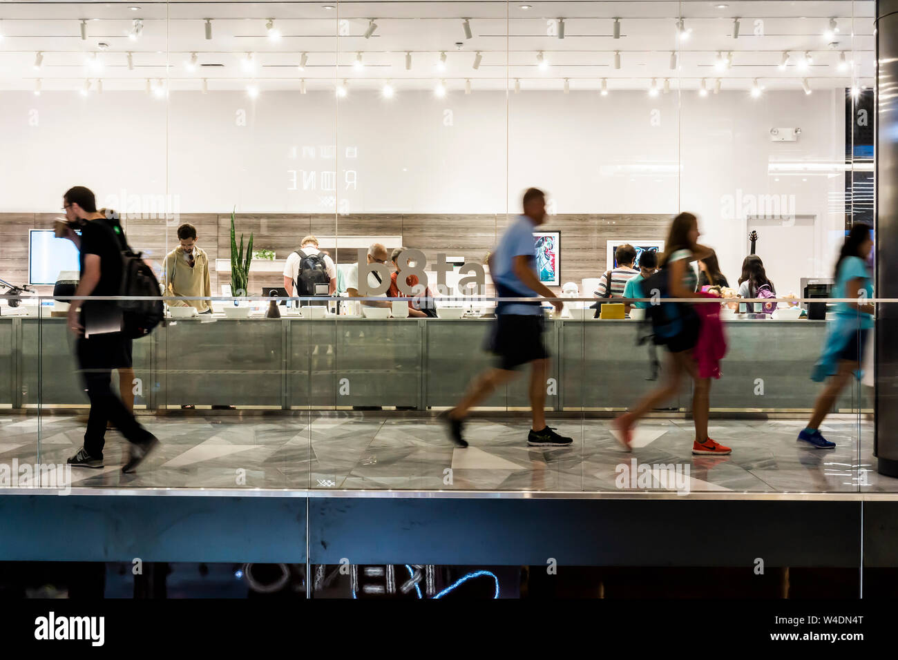 I visitatori del b8ta store in Hudson Yards mall a New York il giovedì, 18 luglio 2019. b8ta ha entrato in una joint venture con Tru Kids, la società che detiene la proprietà intellettuale della defunta Toys R Us, e sta progettando di aprire due negozi, uno a Houston, TX e gli altri in Paramus, NJ, nel mese di novembre in tempo per la stagione degli acquisti per le feste. (© Richard B. Levine) Foto Stock