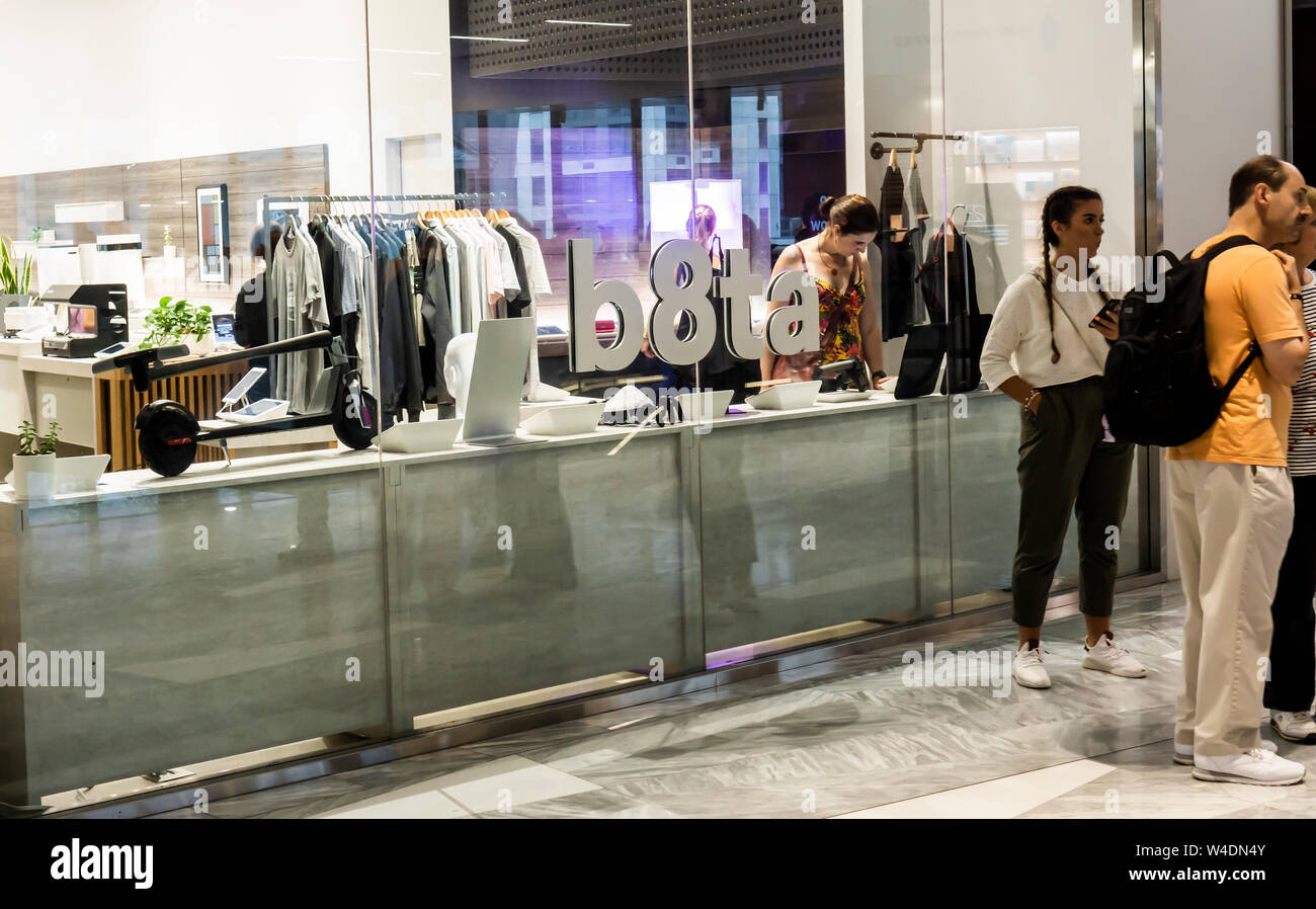 I visitatori del b8ta store in Hudson Yards mall a New York il giovedì, 18 luglio 2019. b8ta ha entrato in una joint venture con Tru Kids, la società che detiene la proprietà intellettuale della defunta Toys R Us, e sta progettando di aprire due negozi, uno a Houston, TX e gli altri in Paramus, NJ, nel mese di novembre in tempo per la stagione degli acquisti per le feste. (© Richard B. Levine) Foto Stock