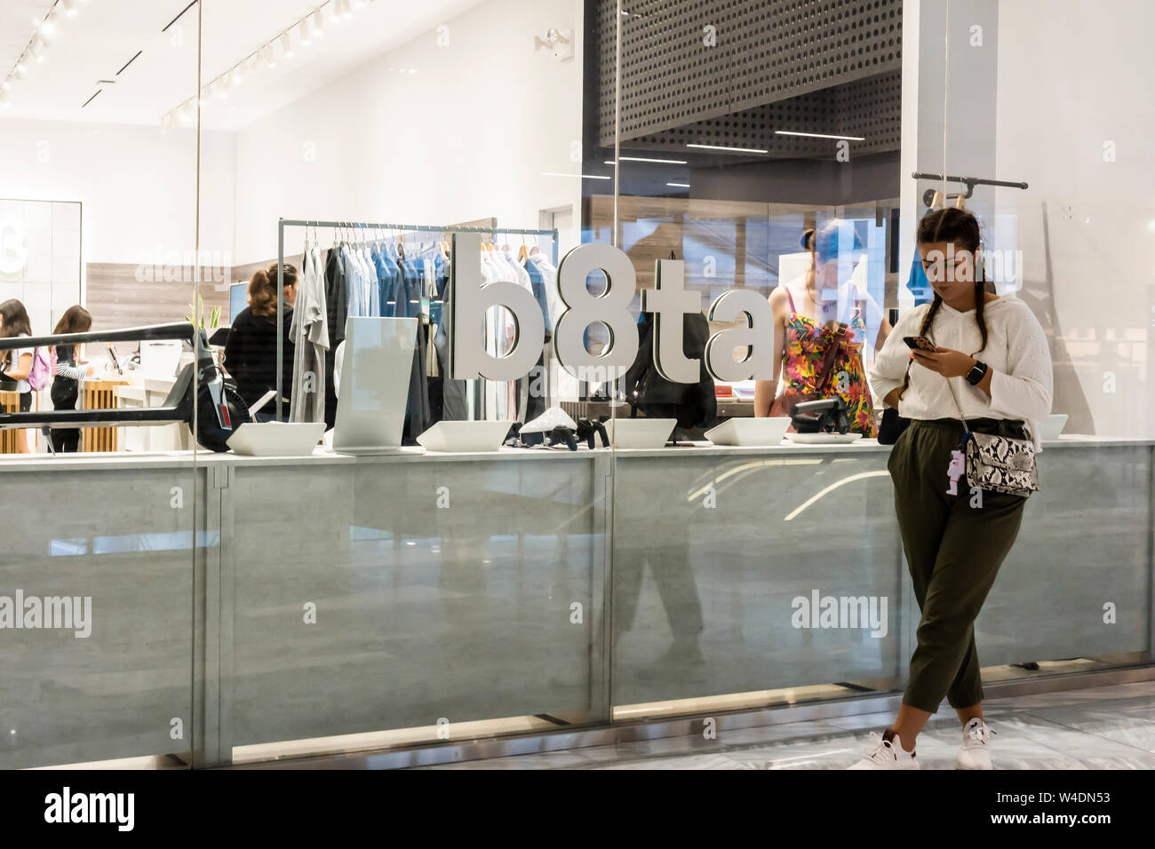 I visitatori del b8ta store in Hudson Yards mall a New York il giovedì, 18 luglio 2019. b8ta ha entrato in una joint venture con Tru Kids, la società che detiene la proprietà intellettuale della defunta Toys R Us, e sta progettando di aprire due negozi, uno a Houston, TX e gli altri in Paramus, NJ, nel mese di novembre in tempo per la stagione degli acquisti per le feste. (© Richard B. Levine) Foto Stock