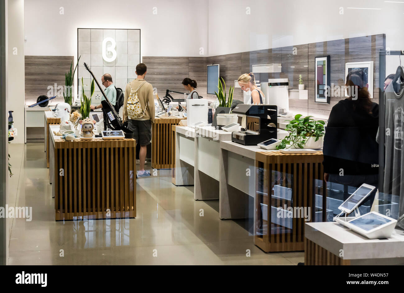 I visitatori del b8ta store in Hudson Yards mall a New York il giovedì, 18 luglio 2019. b8ta ha entrato in una joint venture con Tru Kids, la società che detiene la proprietà intellettuale della defunta Toys R Us, e sta progettando di aprire due negozi, uno a Houston, TX e gli altri in Paramus, NJ, nel mese di novembre in tempo per la stagione degli acquisti per le feste. (© Richard B. Levine) Foto Stock