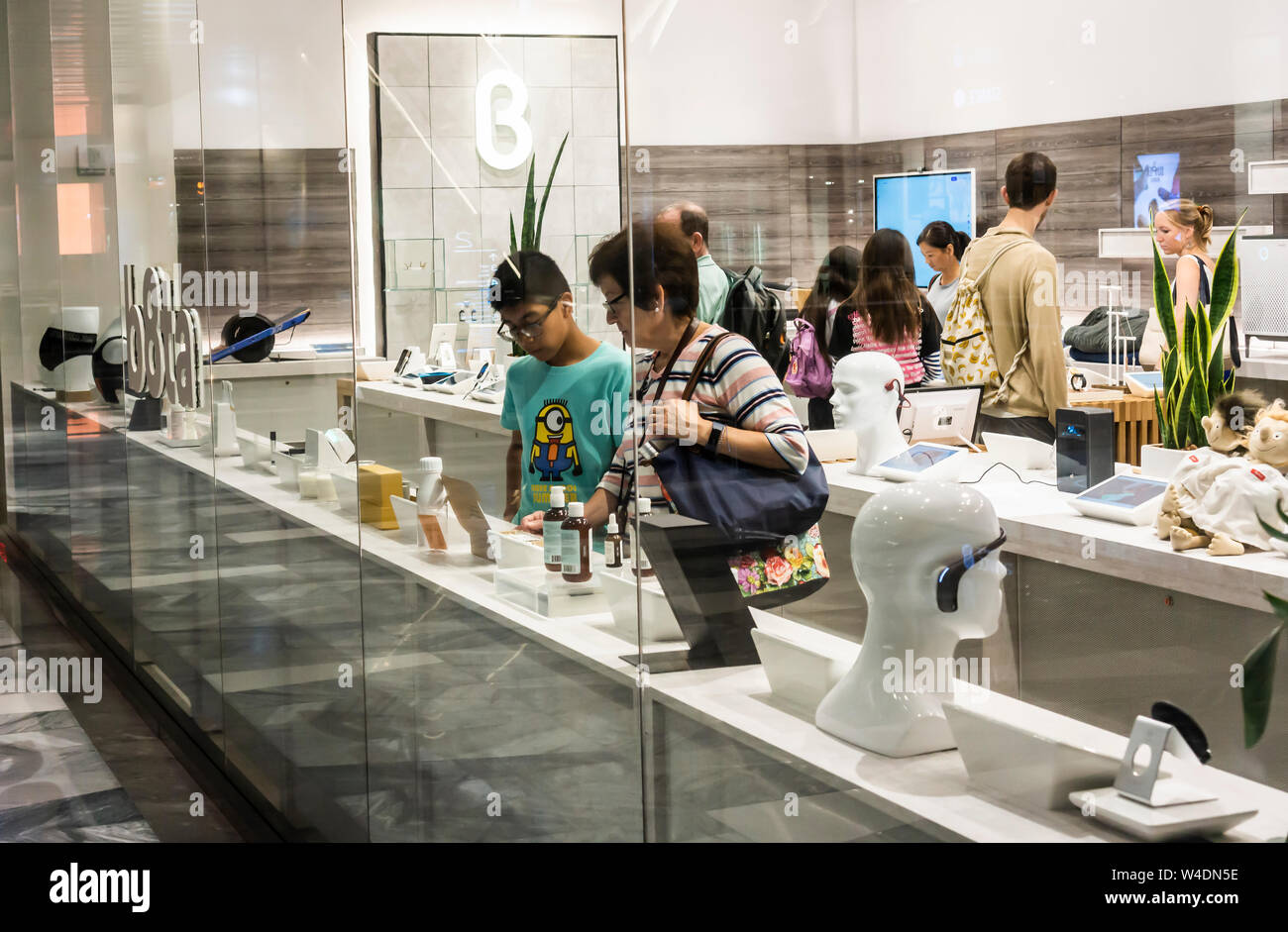 I visitatori del b8ta store in Hudson Yards mall a New York il giovedì, 18 luglio 2019. b8ta ha entrato in una joint venture con Tru Kids, la società che detiene la proprietà intellettuale della defunta Toys R Us, e sta progettando di aprire due negozi, uno a Houston, TX e gli altri in Paramus, NJ, nel mese di novembre in tempo per la stagione degli acquisti per le feste. (© Richard B. Levine) Foto Stock