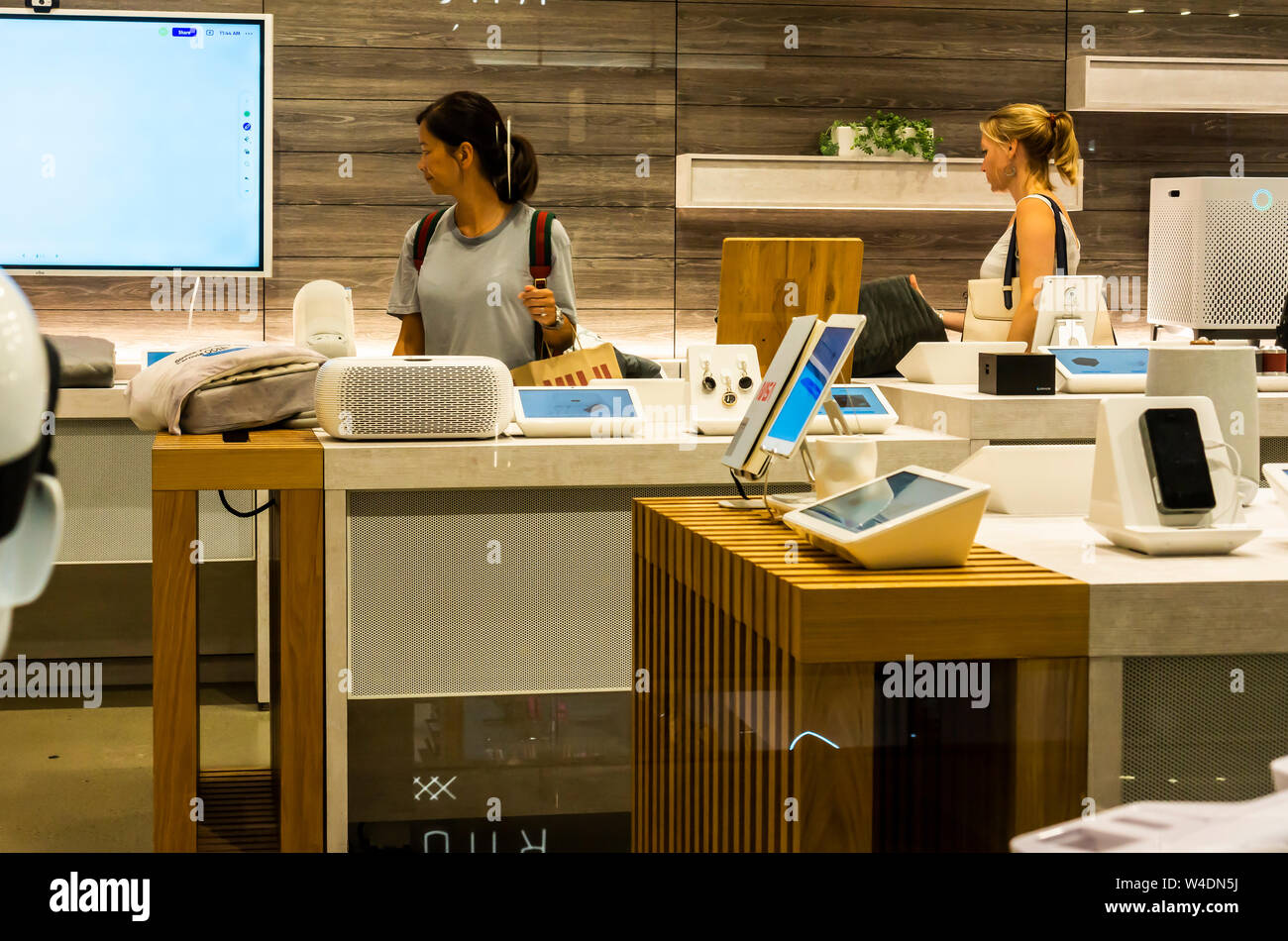 I visitatori del b8ta store in Hudson Yards mall a New York il giovedì, 18 luglio 2019. b8ta ha entrato in una joint venture con Tru Kids, la società che detiene la proprietà intellettuale della defunta Toys R Us, e sta progettando di aprire due negozi, uno a Houston, TX e gli altri in Paramus, NJ, nel mese di novembre in tempo per la stagione degli acquisti per le feste. (© Richard B. Levine) Foto Stock