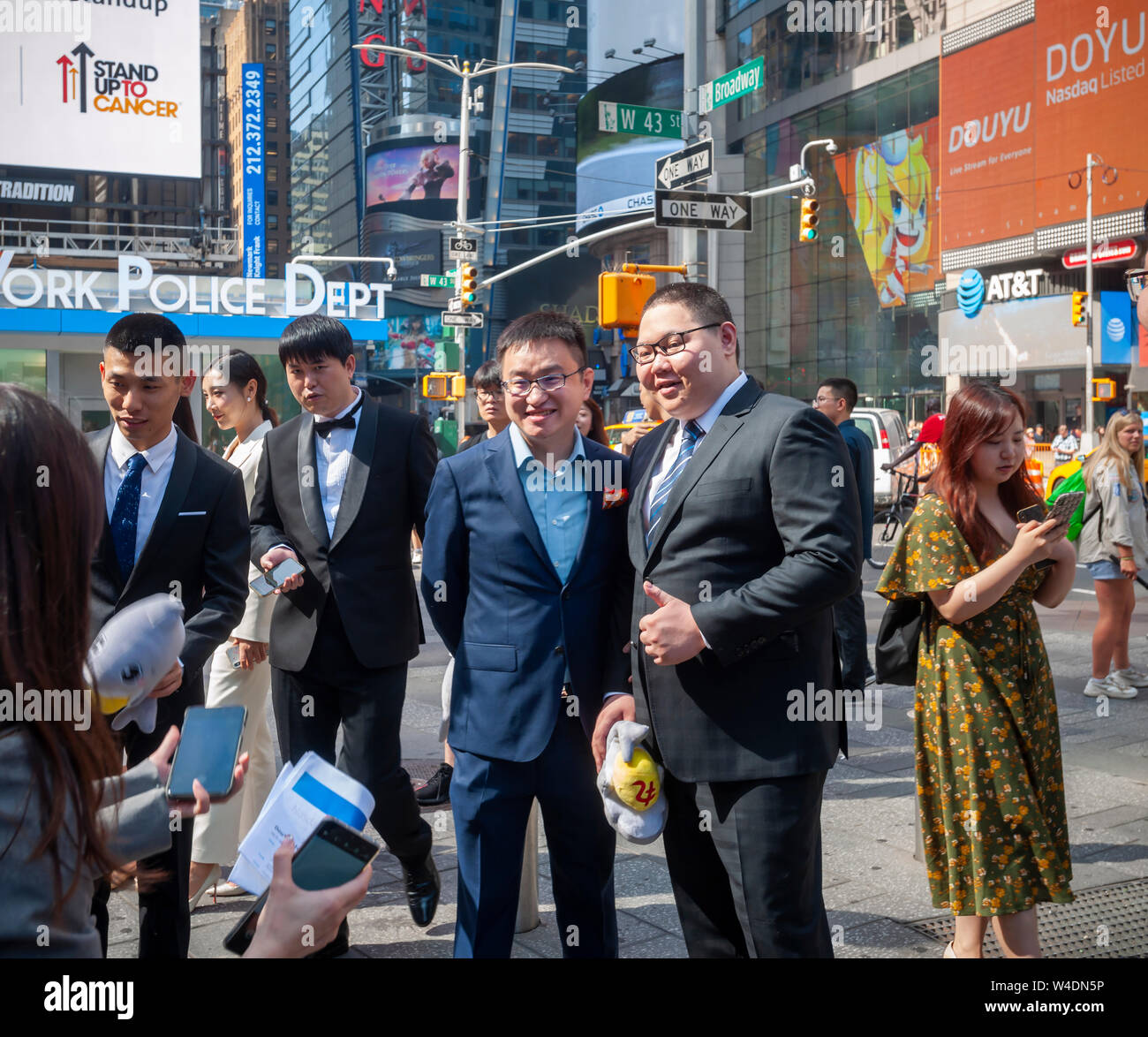 Shaojie Chen CEO e fondatore di DouYu, il centro sinistra, pone con i dipendenti durante la IPO di DouYu International Holdings Ltd. al Nasdaq stock exchange di New York il Mercoledì, 17 luglio 2019. DouYu è il più grande live-streaming platform in Cina ed è sostenuta da Tencent Holdings Ltd. La valutazione della società a $3,73 miliardi di euro è la più grande IPO cinese nel 2019. (© Richard B. Levine) Foto Stock