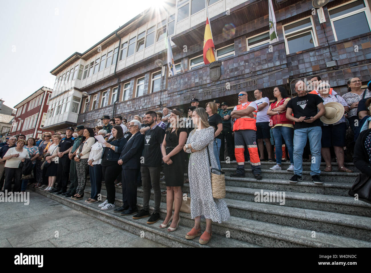 Persone in Vilalba prendere pat nella protesta.decine di persone hanno manifestato in Vilalba, Spagna, contro la violenza di genere dopo l assassinio di una donna per mano del suo ex marito. La violenza di genere in Spagna è una piaga sociale con cui le persone e le forze politiche sono molto consapevole. Questo è assassinio numero 34 questo anno in Spagna. Foto Stock