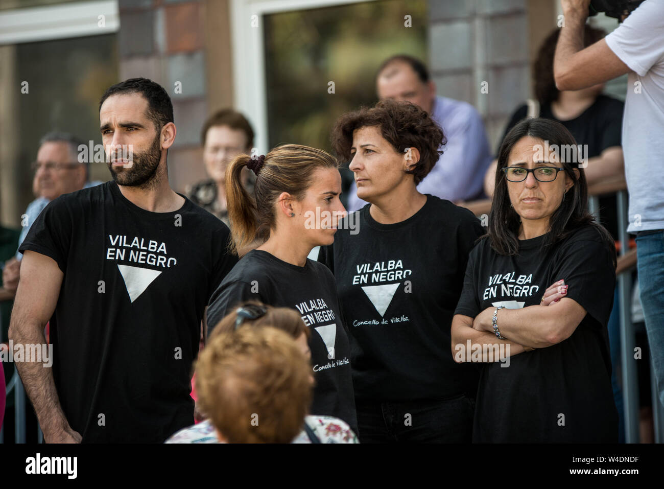 Persone indossano camicie contro la violenza di genere durante la protesta.decine di persone hanno manifestato in Vilalba, Spagna, contro la violenza di genere dopo l assassinio di una donna per mano del suo ex marito. La violenza di genere in Spagna è una piaga sociale con cui le persone e le forze politiche sono molto consapevole. Questo è assassinio numero 34 questo anno in Spagna. Foto Stock