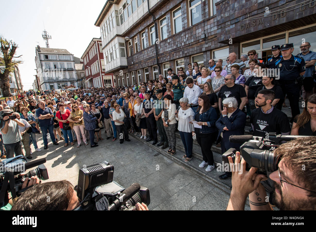 Persone in Vilalba prendere pat nella protesta.decine di persone hanno manifestato in Vilalba, Spagna, contro la violenza di genere dopo l assassinio di una donna per mano del suo ex marito. La violenza di genere in Spagna è una piaga sociale con cui le persone e le forze politiche sono molto consapevole. Questo è assassinio numero 34 questo anno in Spagna. Foto Stock