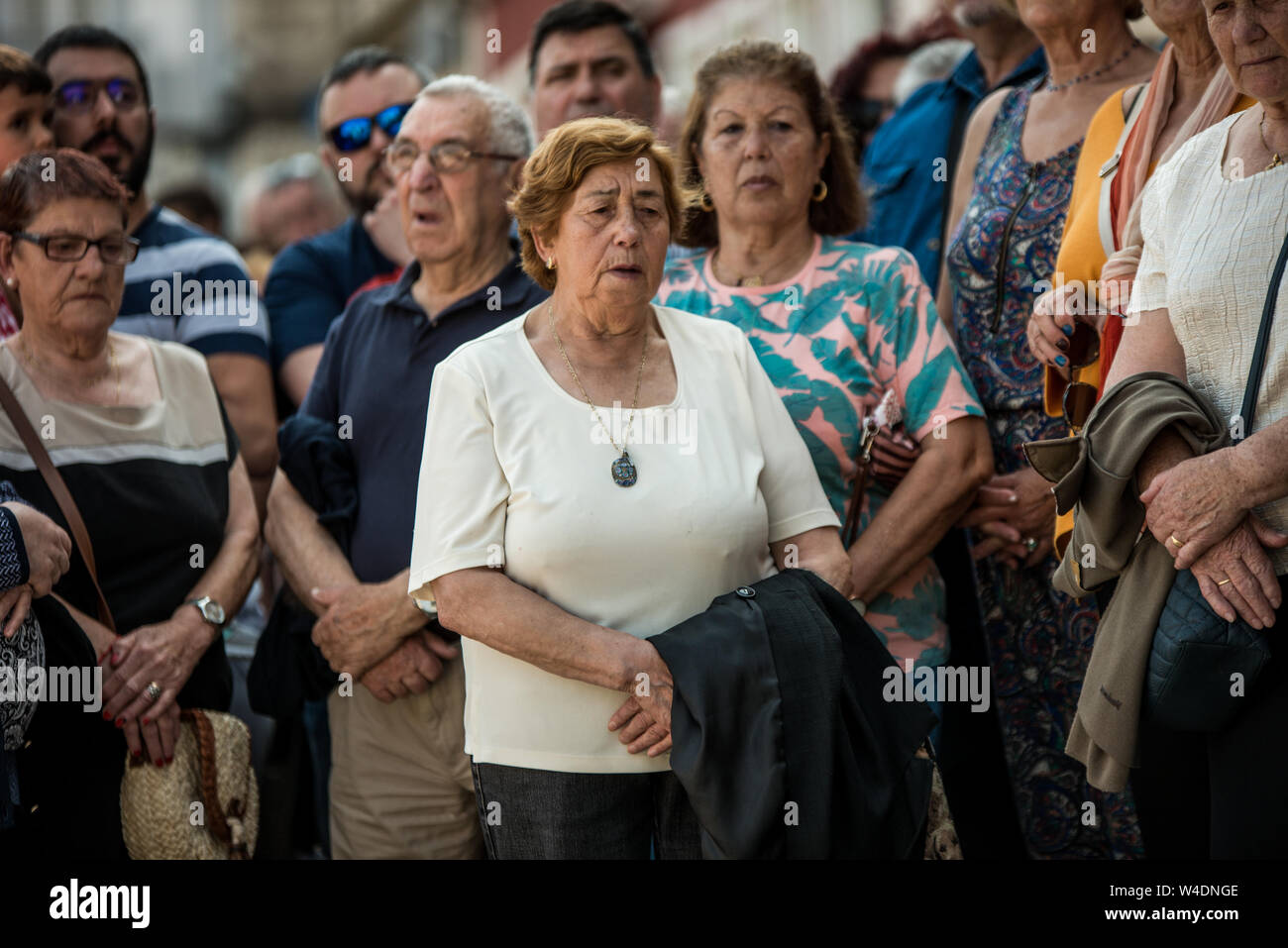 Persone in Vilalba prendere pat nella protesta.decine di persone hanno manifestato in Vilalba, Spagna, contro la violenza di genere dopo l assassinio di una donna per mano del suo ex marito. La violenza di genere in Spagna è una piaga sociale con cui le persone e le forze politiche sono molto consapevole. Questo è assassinio numero 34 questo anno in Spagna. Foto Stock
