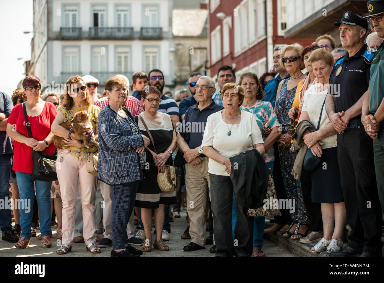 Persone in Vilalba prendere pat nella protesta.decine di persone hanno manifestato in Vilalba, Spagna, contro la violenza di genere dopo l assassinio di una donna per mano del suo ex marito. La violenza di genere in Spagna è una piaga sociale con cui le persone e le forze politiche sono molto consapevole. Questo è assassinio numero 34 questo anno in Spagna. Foto Stock