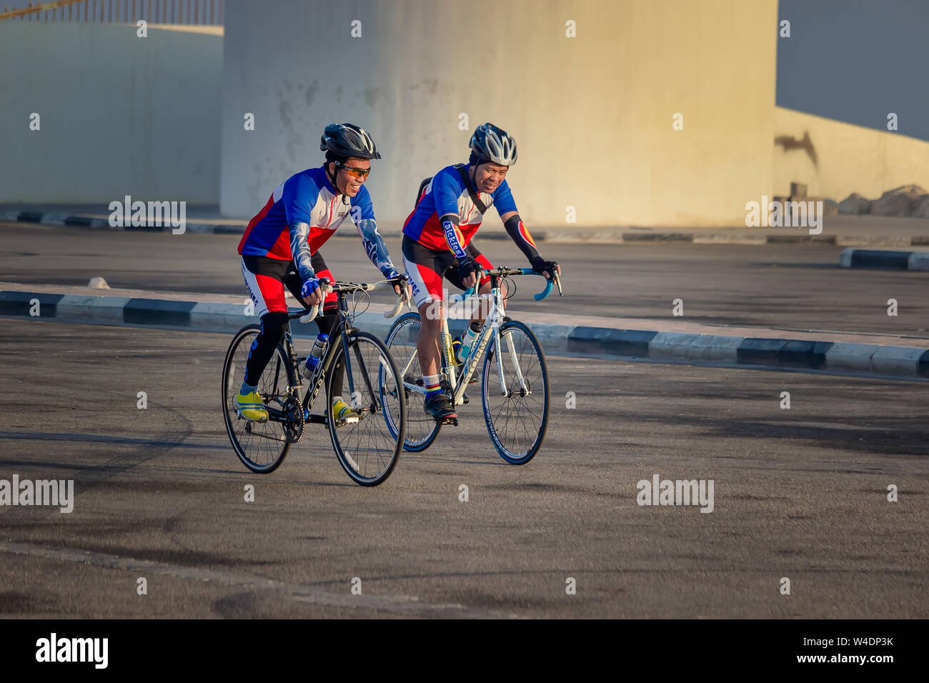 Due maschio ciclista ciclismo il loro ciclo nella stagione invernale. Città: Dammam, Paese : Arabia Saudita.Foto scattata al mese di dicembre del ventiduesimo anno 2017. Foto Stock