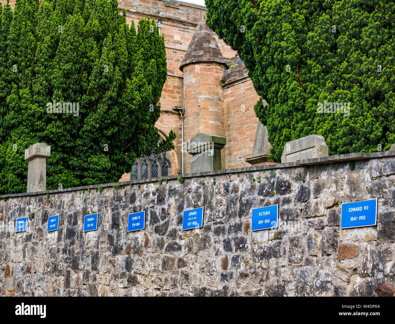 Le placche sulla parete naming Regno Unito re e regine ad ingresso a Linlithgow Palace, Scotland, Regno Unito Foto Stock