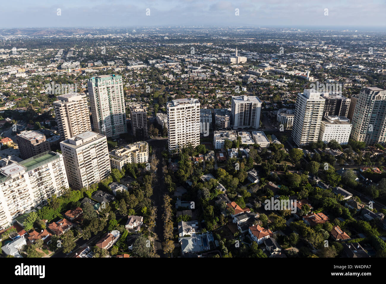 Vista aerea di appartamenti, condomini e case lungo il Wilshire Blvd vicino Century City a Los Angeles, California. Foto Stock